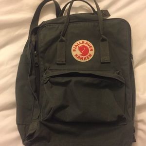 Forest green Fjallraven Kanken